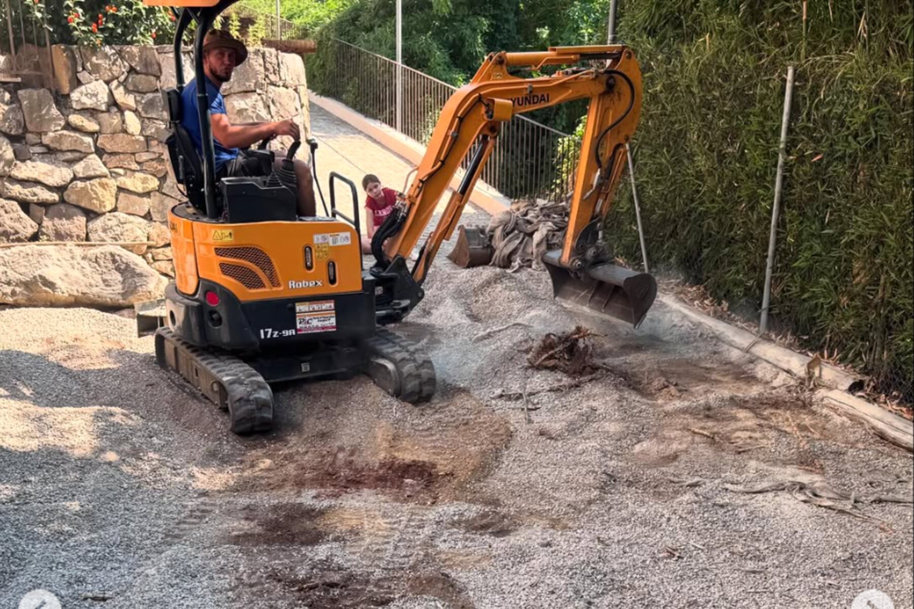 Mini-pelle en intervention sur un chantier de création paysagère